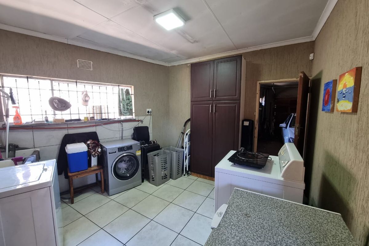 Voluminous, high ceilinged entertainers home! - Photo 5