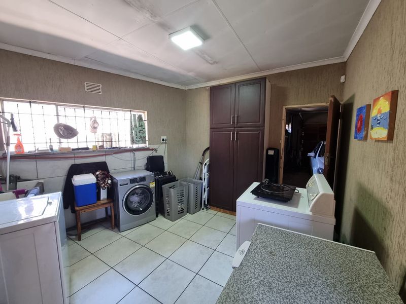 Voluminous, high ceilinged entertainers home! - Photo 5