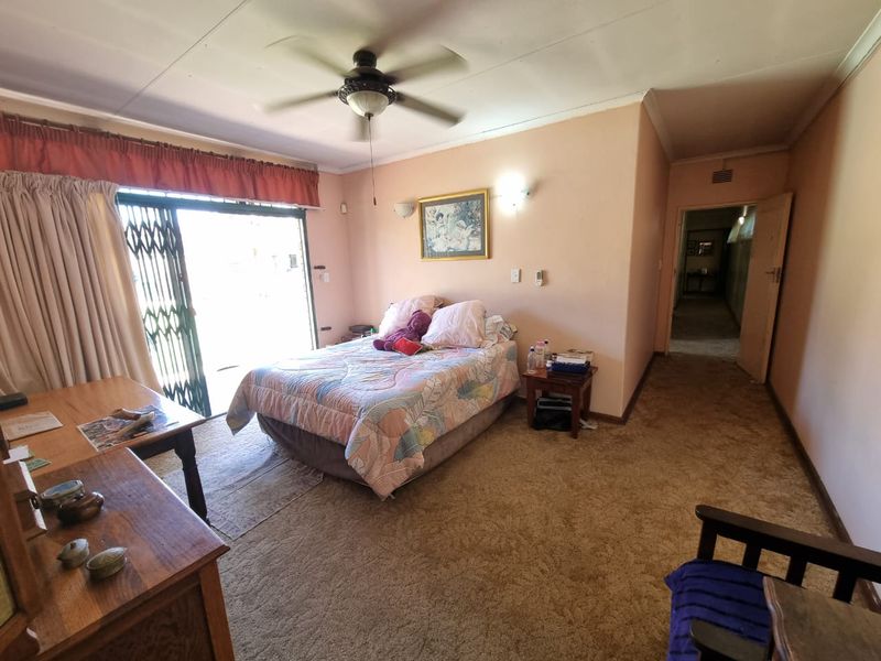 Voluminous, high ceilinged entertainers home! - Photo 10