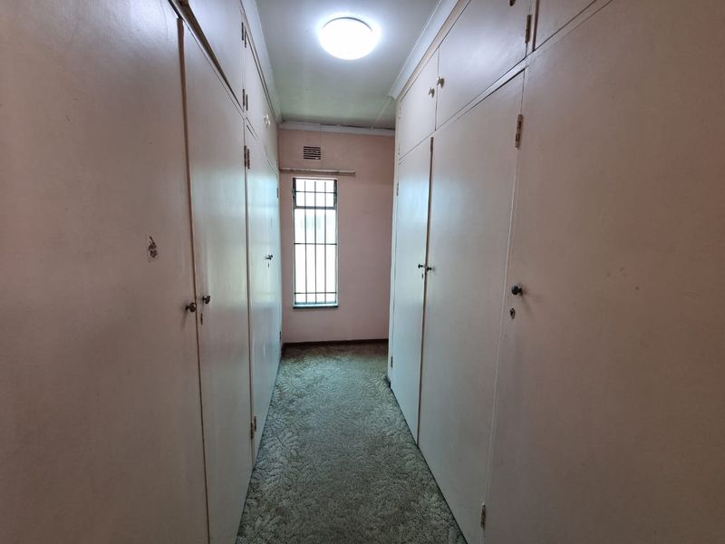 Voluminous, high ceilinged entertainers home! - Photo 9