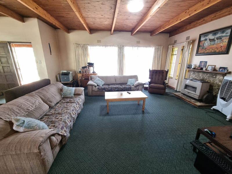 Voluminous, high ceilinged entertainers home! - Photo 8