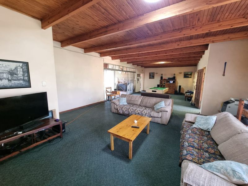 Voluminous, high ceilinged entertainers home! - Photo 6