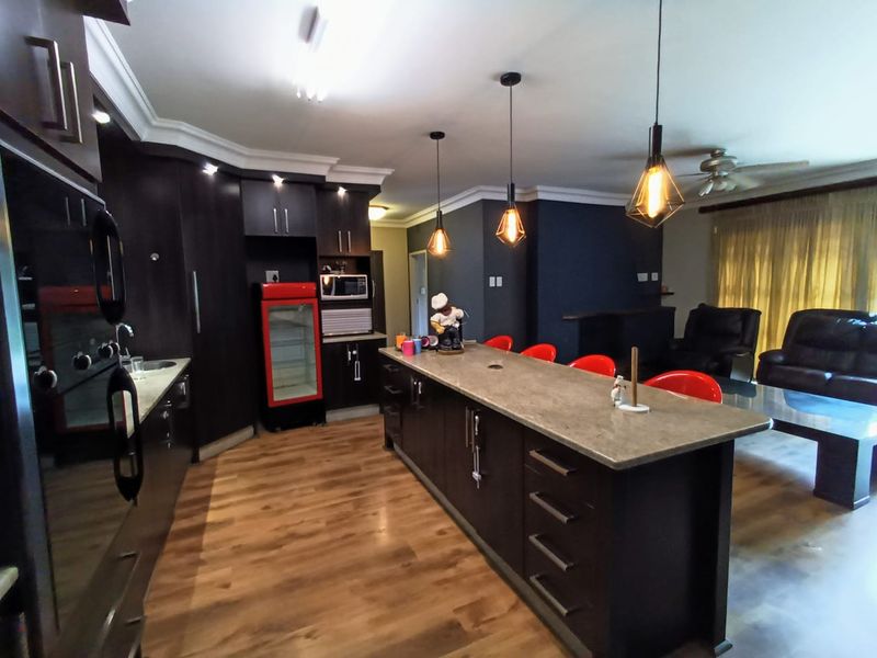 Immaculate OFF GRID house in prime area of Vanderbijlpark, awaiting it's new owners! - Photo 3