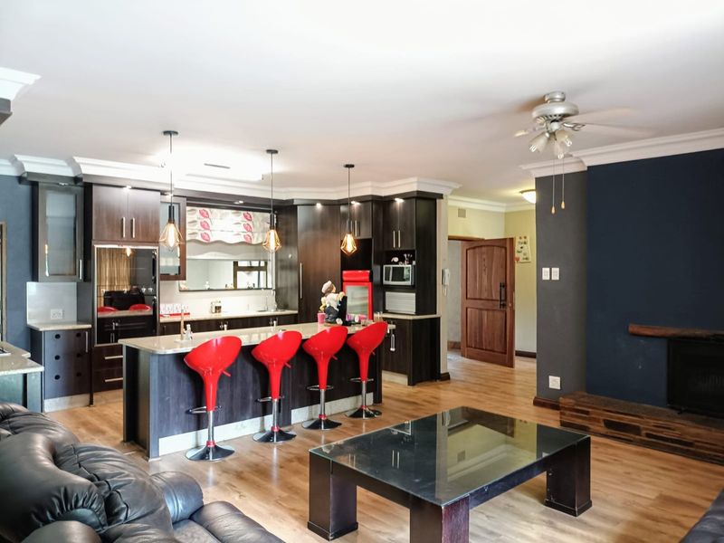 Immaculate OFF GRID house in prime area of Vanderbijlpark, awaiting it's new owners! - Photo 2