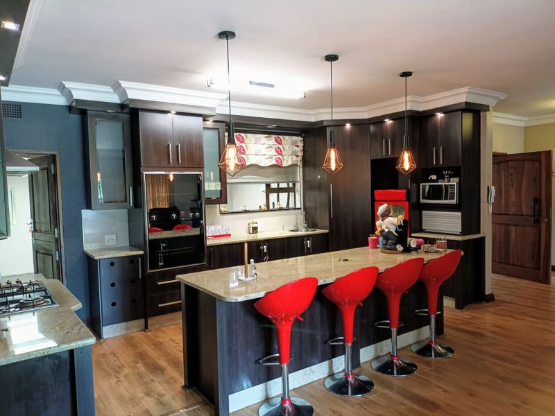 Immaculate OFF GRID house in prime area of Vanderbijlpark, awaiting it's new owners! - Photo 4