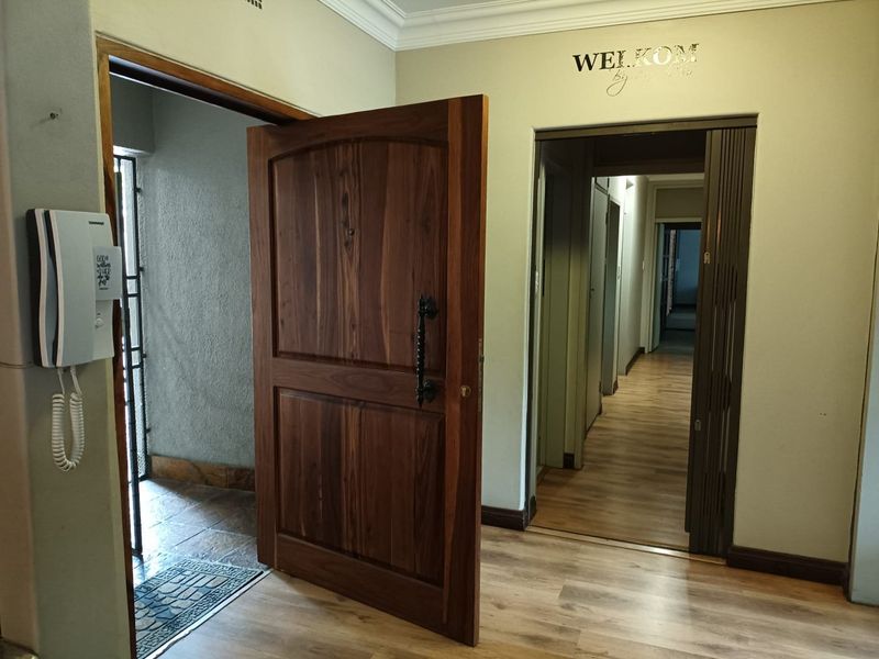 Immaculate OFF GRID house in prime area of Vanderbijlpark, awaiting it's new owners! - Photo 8