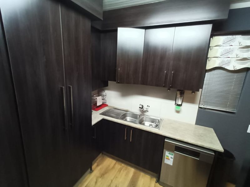 Immaculate OFF GRID house in prime area of Vanderbijlpark, awaiting it's new owners! - Photo 7