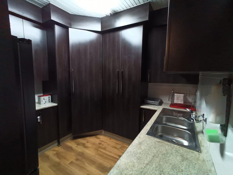 Immaculate OFF GRID house in prime area of Vanderbijlpark, awaiting it's new owners! - Photo 6