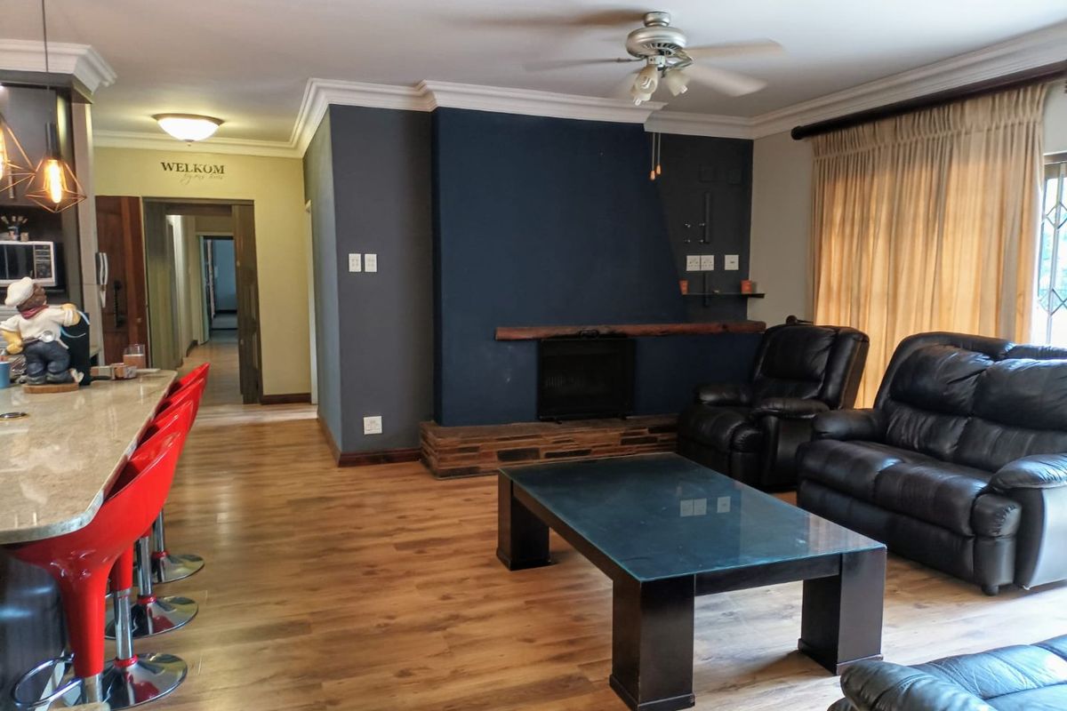 Immaculate OFF GRID house in prime area of Vanderbijlpark, awaiting it's new owners! - Photo 5