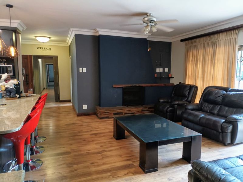 Immaculate OFF GRID house in prime area of Vanderbijlpark, awaiting it's new owners! - Photo 5