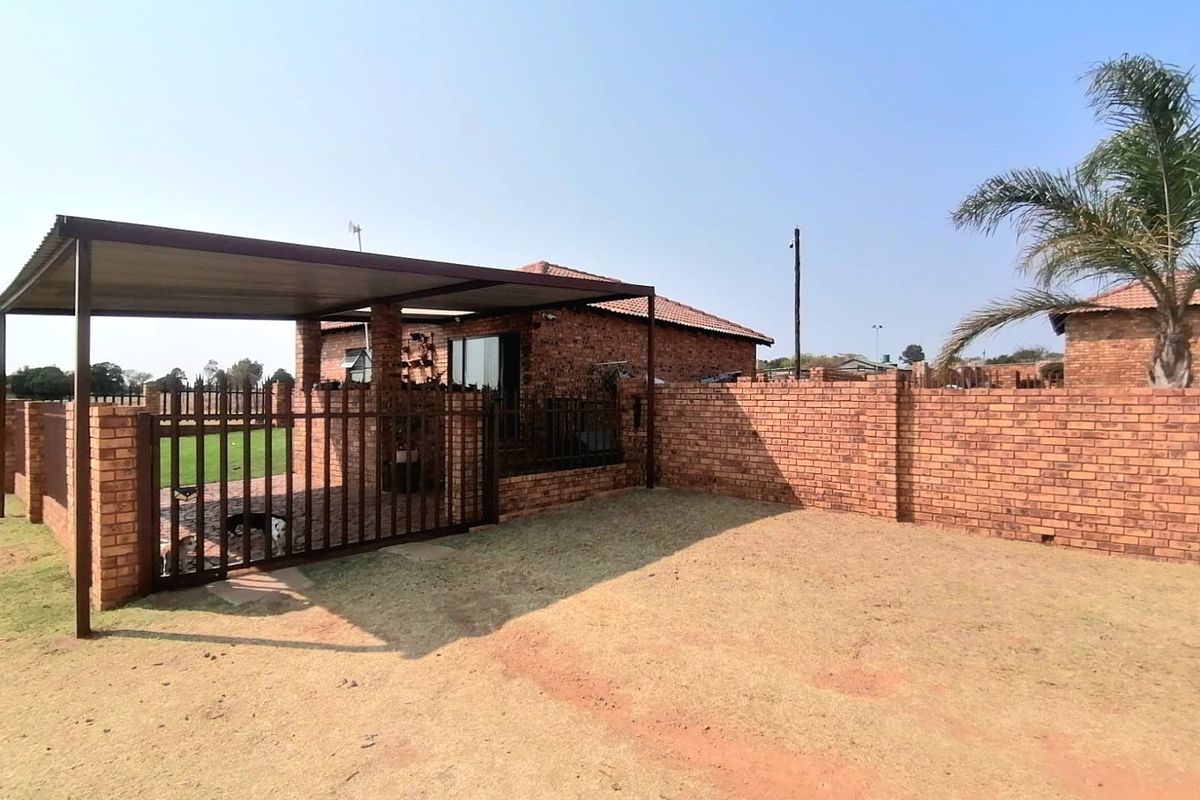 Exceptional small holding nestled in the heart of Nigel - Photo 4