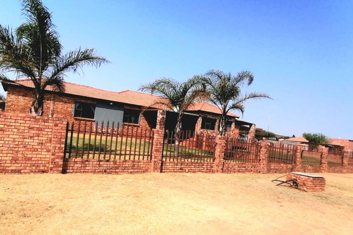 Exceptional small holding nestled in the heart of Nigel - Photo 3