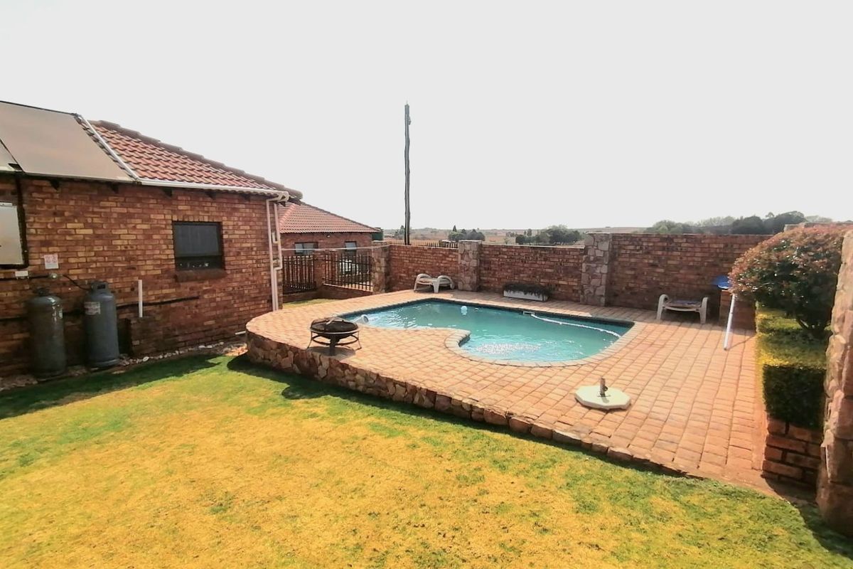 Exceptional small holding nestled in the heart of Nigel - Photo 2