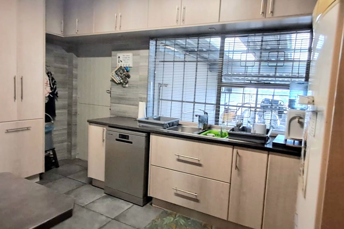Spacious, Secure & Perfectly Positioned Family Home in Fairbridge Heights! - Photo 2