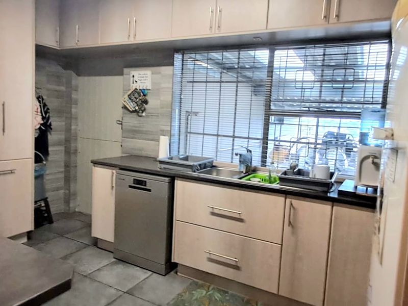 Spacious, Secure & Perfectly Positioned Family Home in Fairbridge Heights! - Photo 2