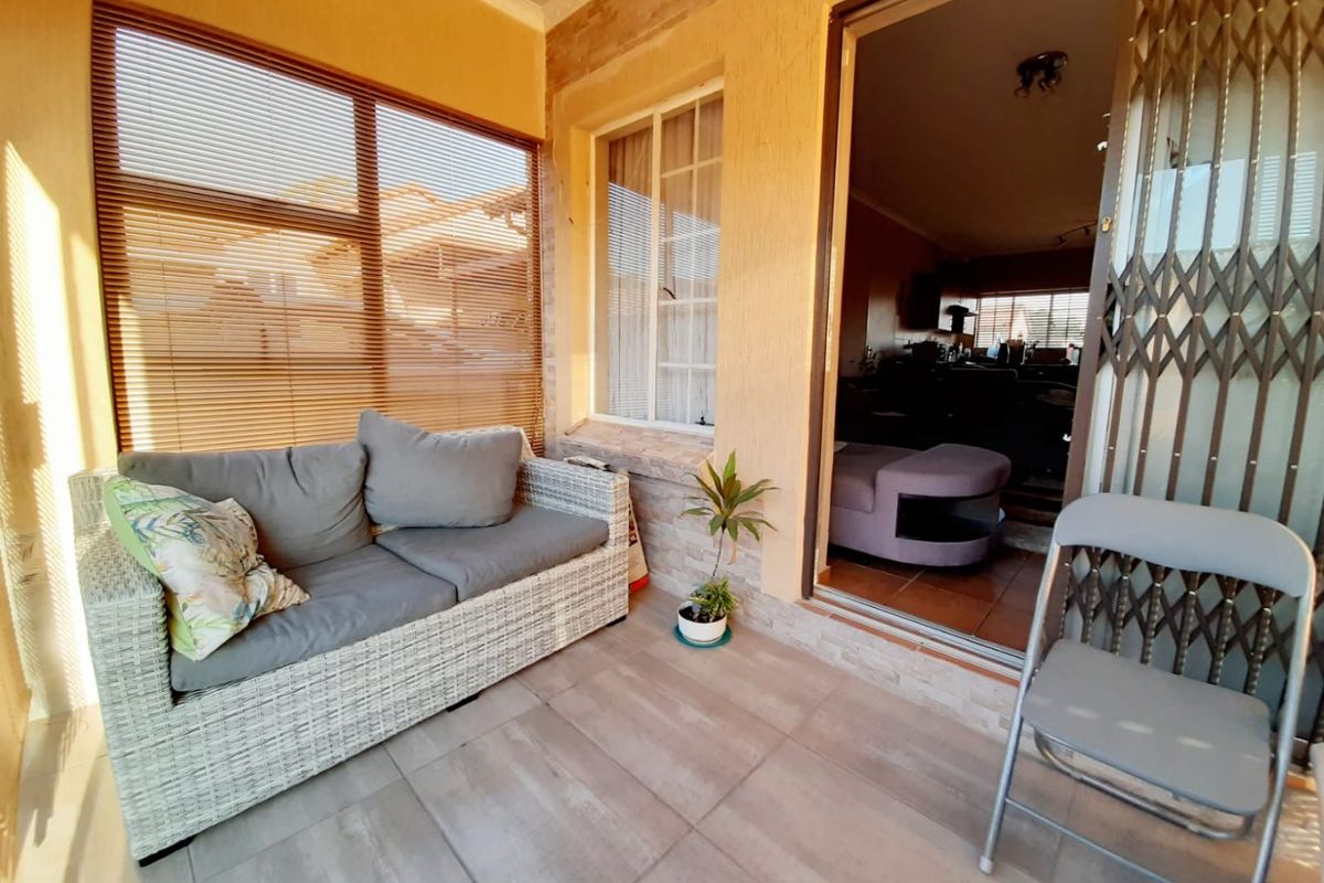 Facebrick townhouse for sale in popular complex - Photo 2