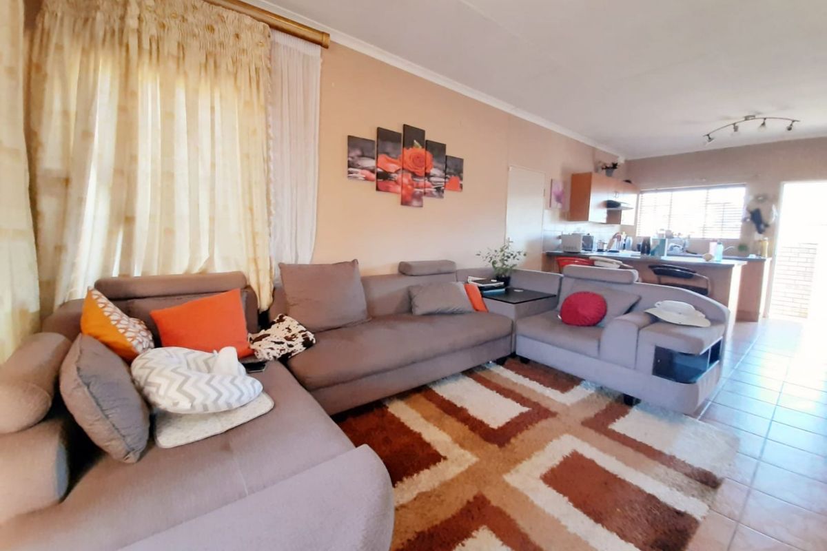 Facebrick townhouse for sale in popular complex - Photo 5