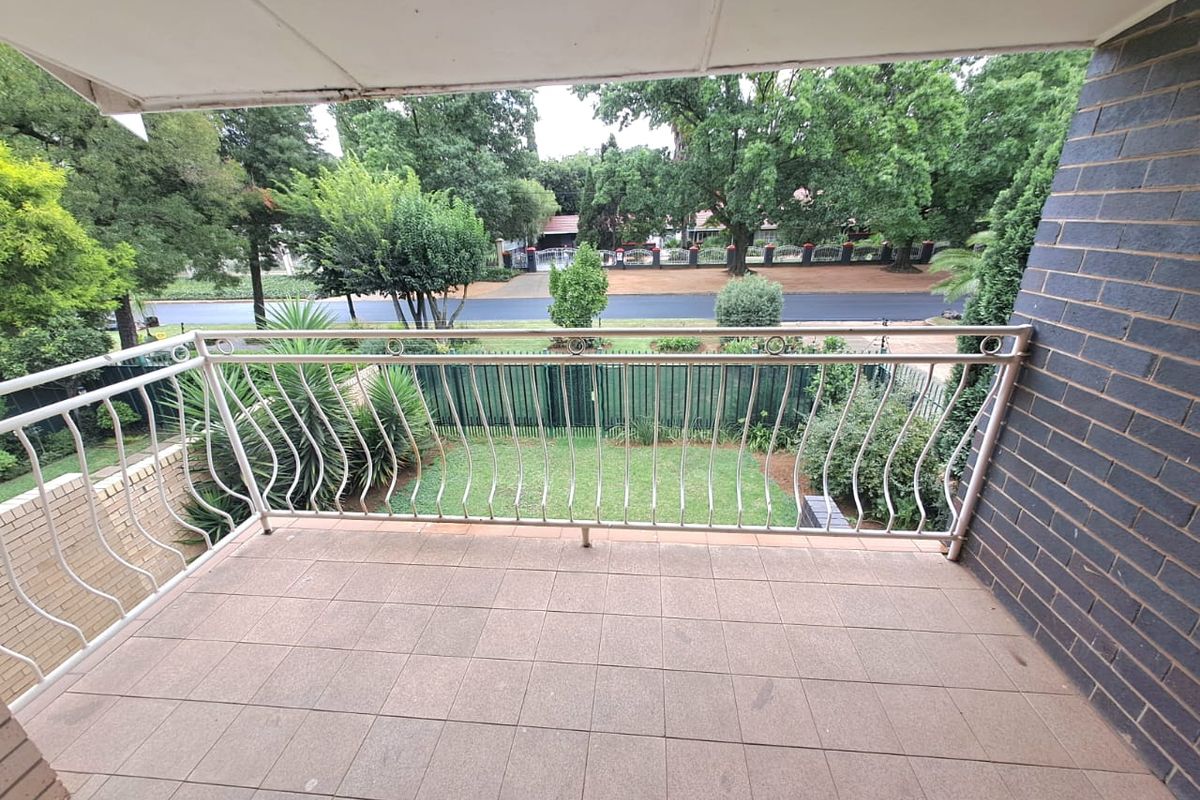 STUNNING TOWNHOUSE TO LET IN THREE RIVERS - Photo 3