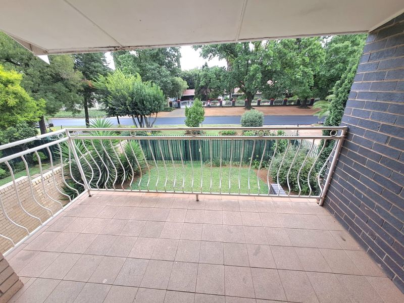 STUNNING TOWNHOUSE TO LET IN THREE RIVERS - Photo 3