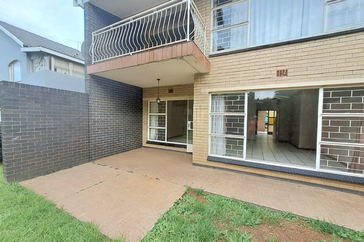 STUNNING TOWNHOUSE TO LET IN THREE RIVERS - Photo 2