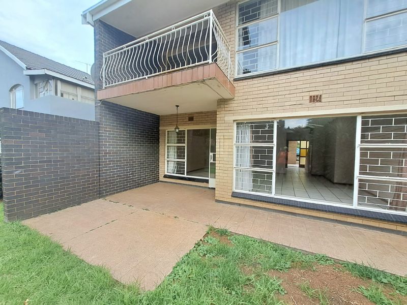 STUNNING TOWNHOUSE TO LET IN THREE RIVERS - Photo 2