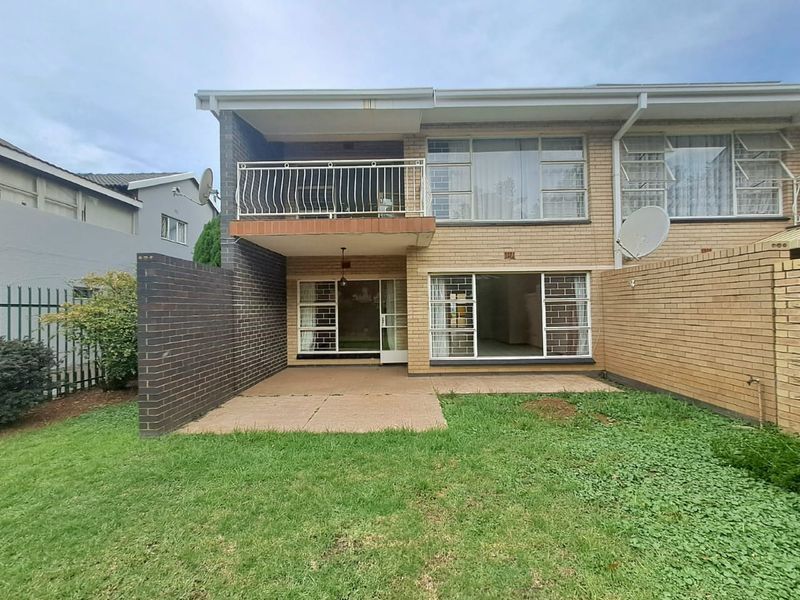STUNNING TOWNHOUSE TO LET IN THREE RIVERS - Photo 1