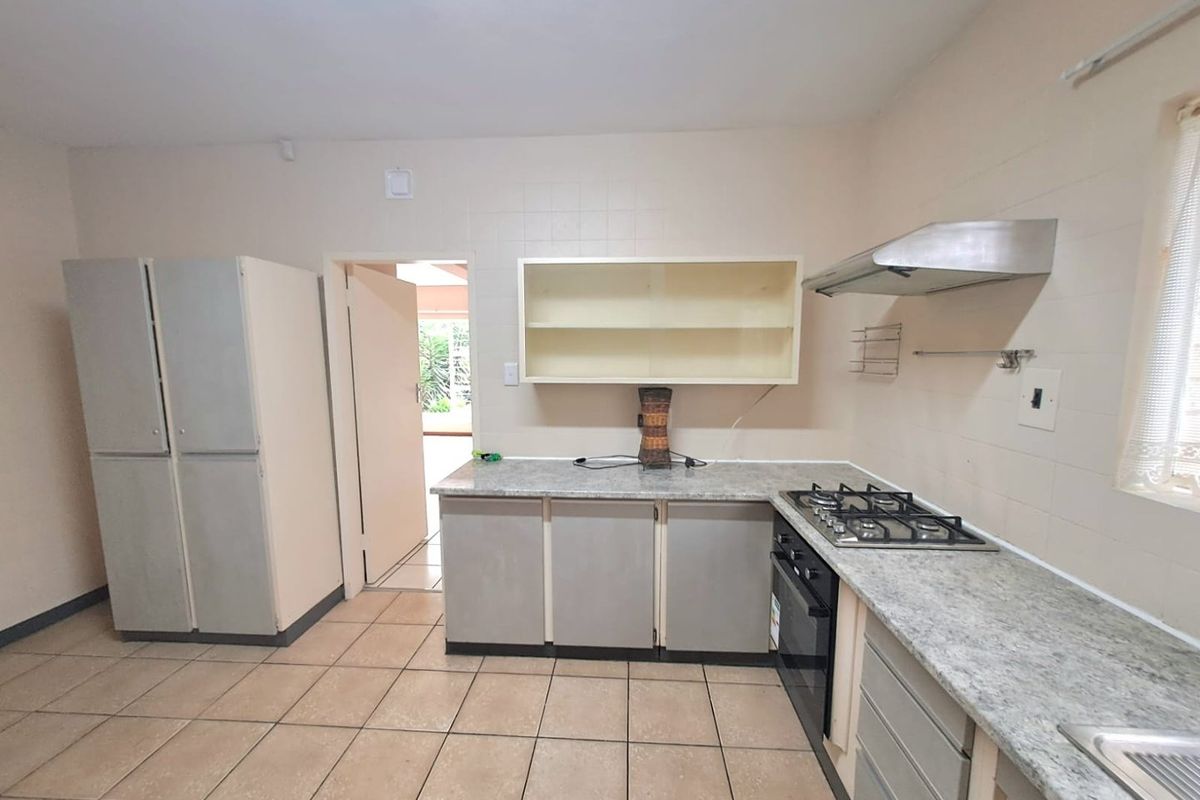 STUNNING TOWNHOUSE TO LET IN THREE RIVERS - Photo 5