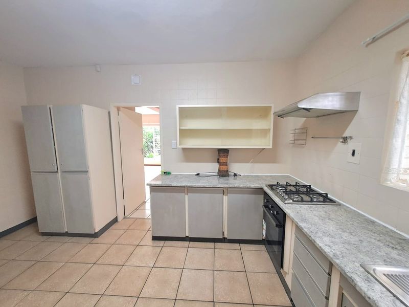 STUNNING TOWNHOUSE TO LET IN THREE RIVERS - Photo 5