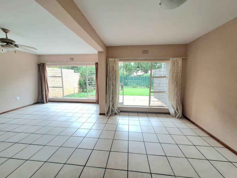 STUNNING TOWNHOUSE TO LET IN THREE RIVERS - Photo 10