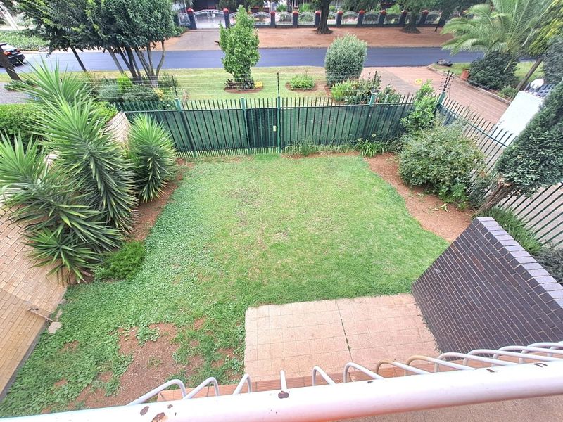 STUNNING TOWNHOUSE TO LET IN THREE RIVERS - Photo 4