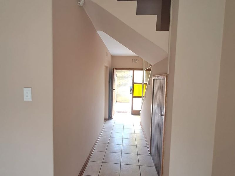 STUNNING TOWNHOUSE TO LET IN THREE RIVERS - Photo 8