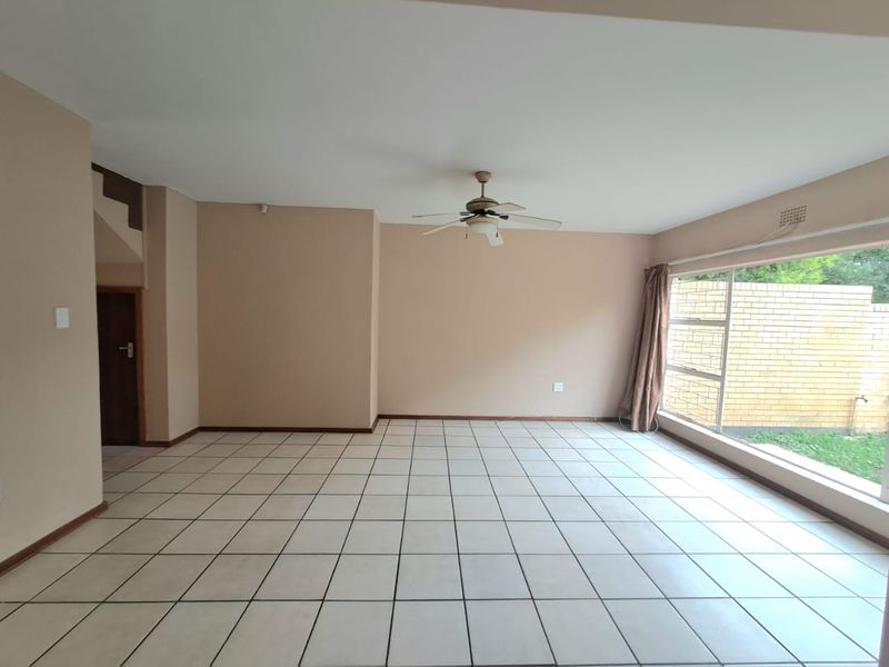 STUNNING TOWNHOUSE TO LET IN THREE RIVERS - Photo 9