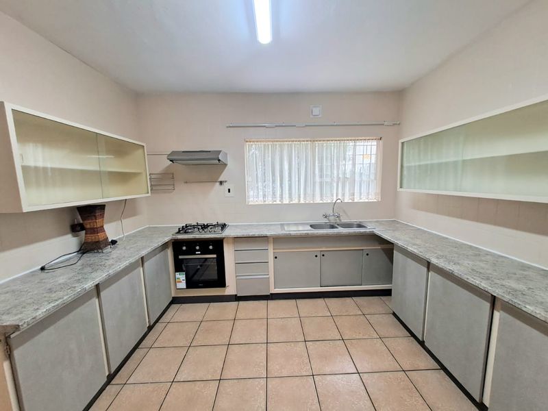 STUNNING TOWNHOUSE TO LET IN THREE RIVERS - Photo 6