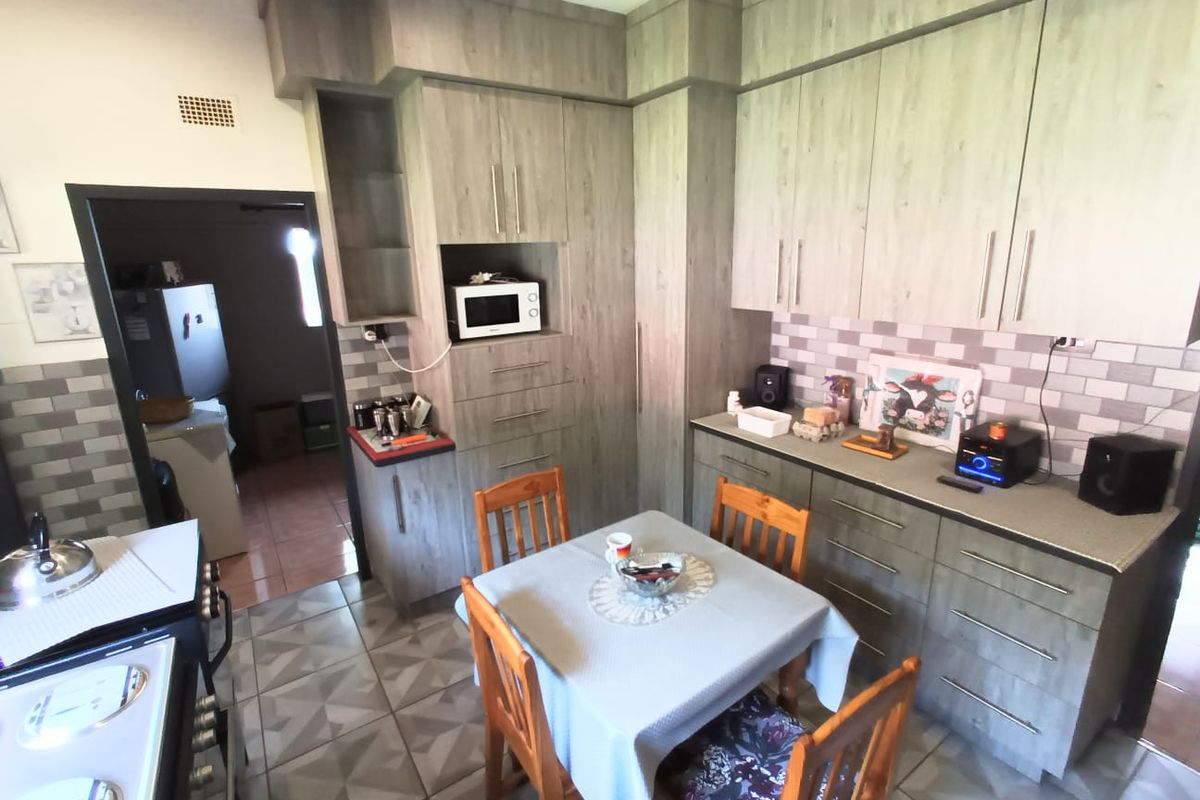 Ideal house for a 1st time home buyer in CE1! - Photo 5