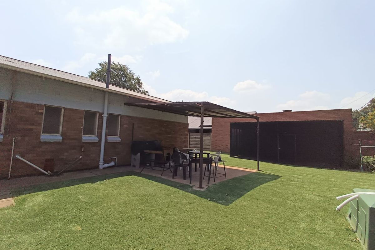 Ideal house for a 1st time home buyer in CE1! - Photo 2