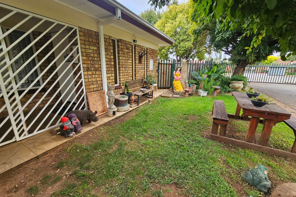 Beautiful face-brick townhouse for sale in Three Rivers - Photo 3