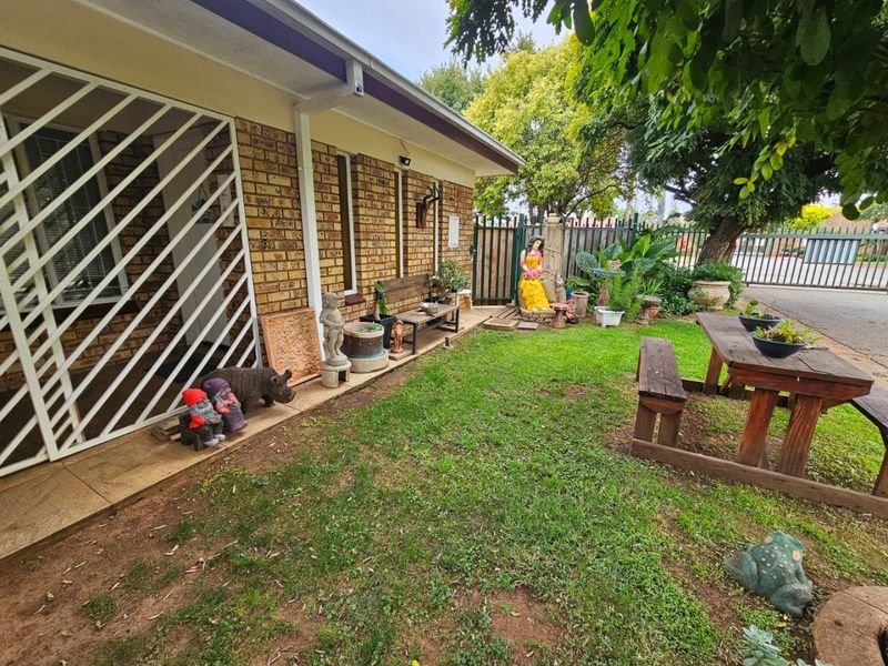 Beautiful face-brick townhouse for sale in Three Rivers - Photo 3