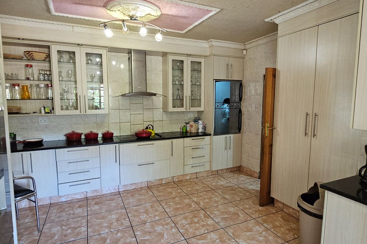 Stunning House on 2855sqm stand in Upper town of Polokwane . Attention..... Developers and Investors - Photo 2