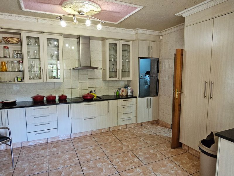 Stunning House on 2855sqm stand in Upper town of Polokwane . Attention..... Developers and Investors - Photo 2