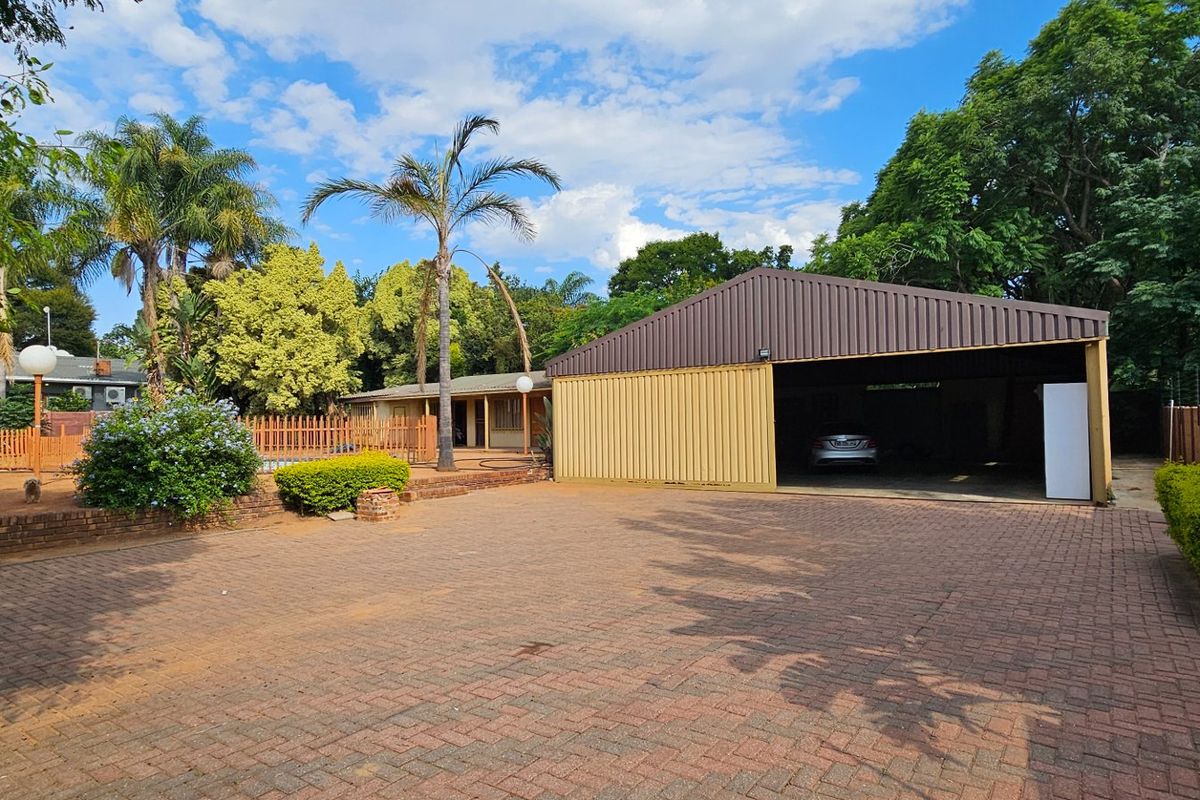 Stunning House on 2855sqm stand in Upper town of Polokwane . Attention..... Developers and Investors - Photo 5