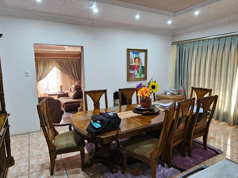 Stunning House on 2855sqm stand in Upper town of Polokwane . Attention..... Developers and Investors - Photo 10