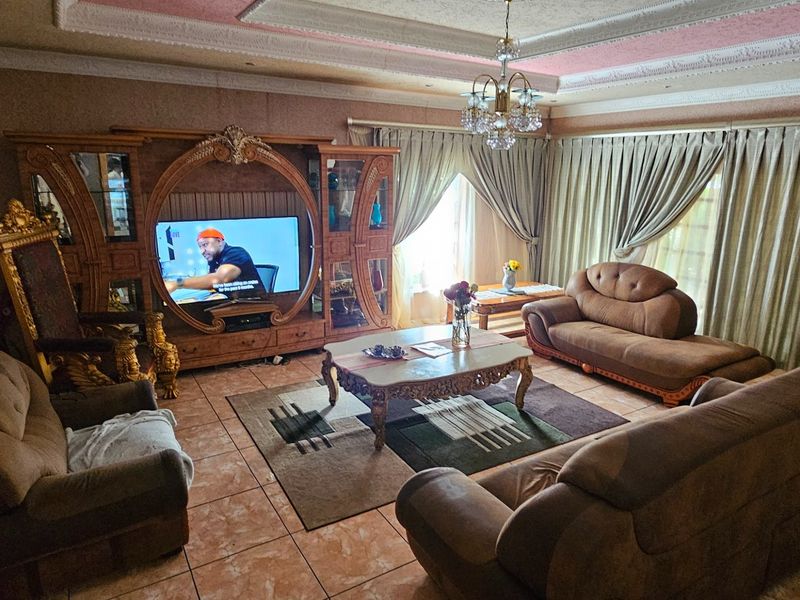 Stunning House on 2855sqm stand in Upper town of Polokwane . Attention..... Developers and Investors - Photo 9