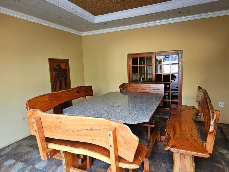 Stunning House on 2855sqm stand in Upper town of Polokwane . Attention..... Developers and Investors - Photo 8