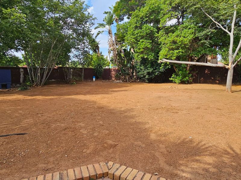 Stunning House on 2855sqm stand in Upper town of Polokwane . Attention..... Developers and Investors - Photo 7