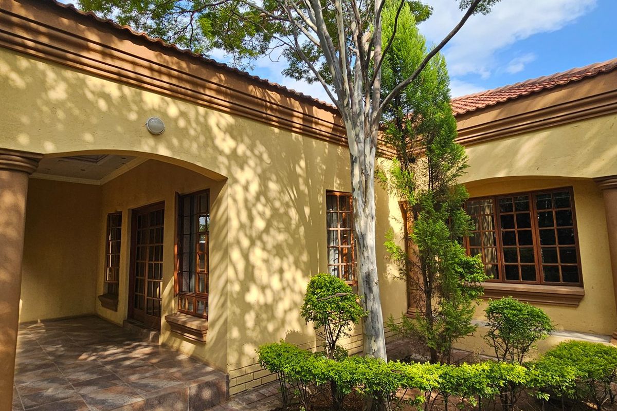 Stunning House on 2855sqm stand in Upper town of Polokwane . Attention..... Developers and Investors - Photo 3