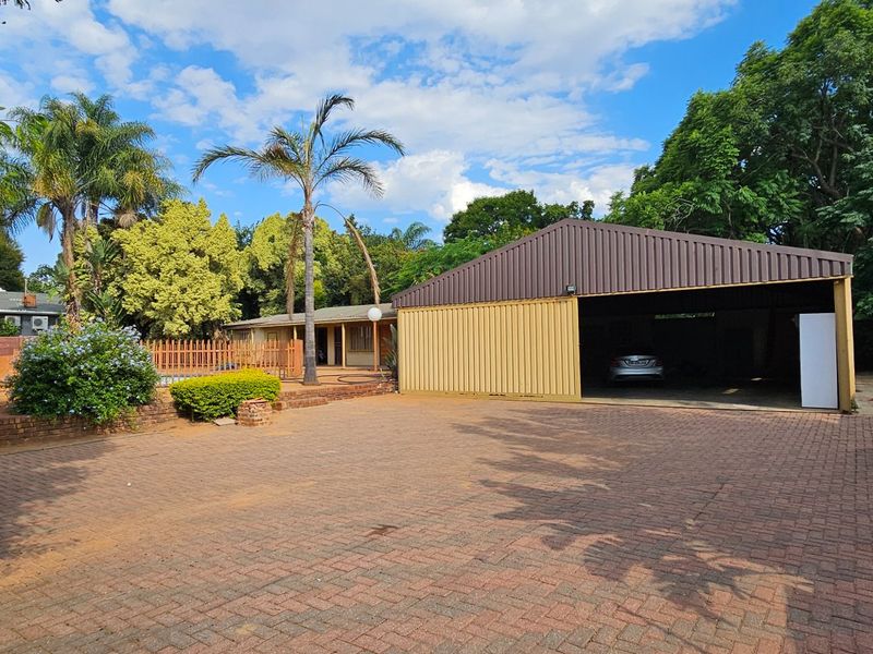 Stunning House on 2855sqm stand in Upper town of Polokwane . Attention..... Developers and Investors - Photo 5