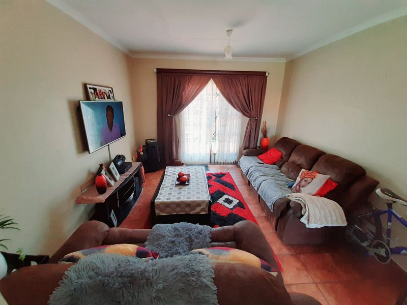 Two bedroom townhouse in Vaalpark - Photo 3