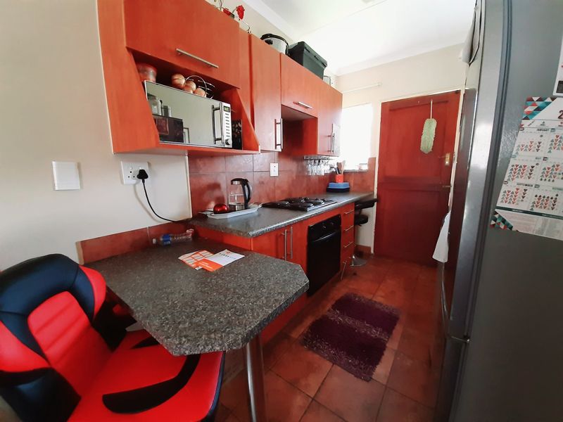 Two bedroom townhouse in Vaalpark - Photo 4