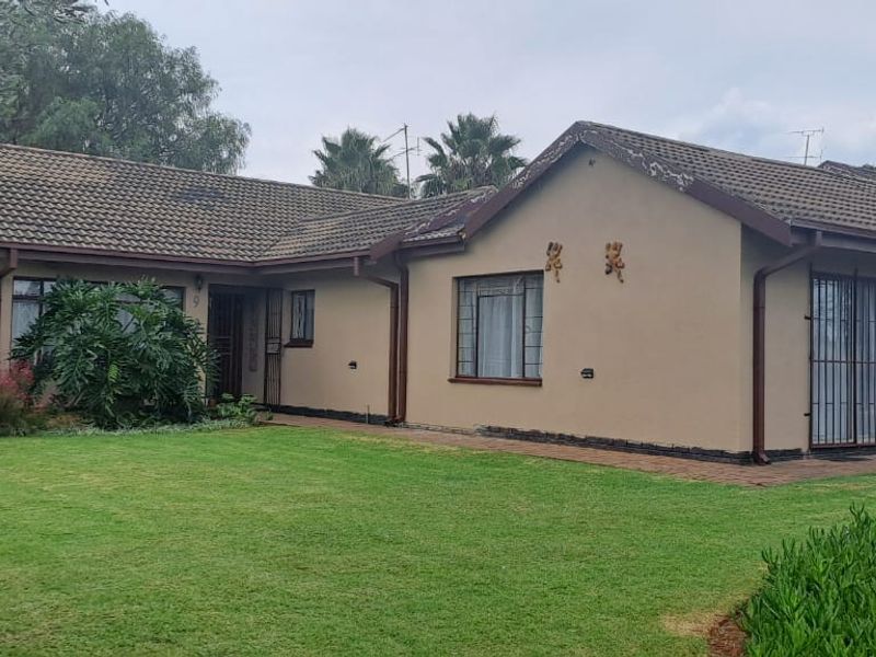 Lovely family home with flat and strong borehole located in flora gardens - Photo 2