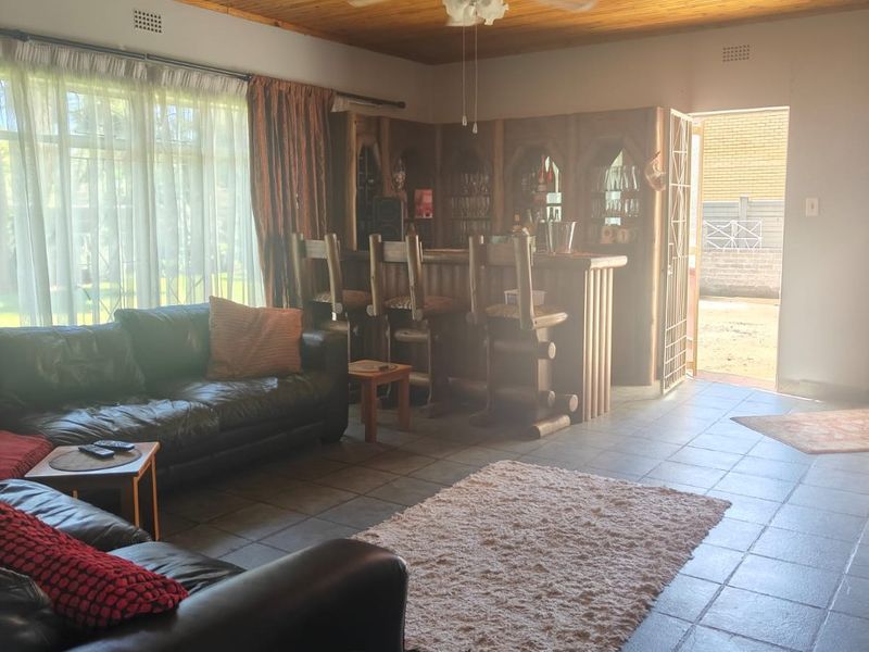 Lovely family home with flat and strong borehole located in flora gardens - Photo 5